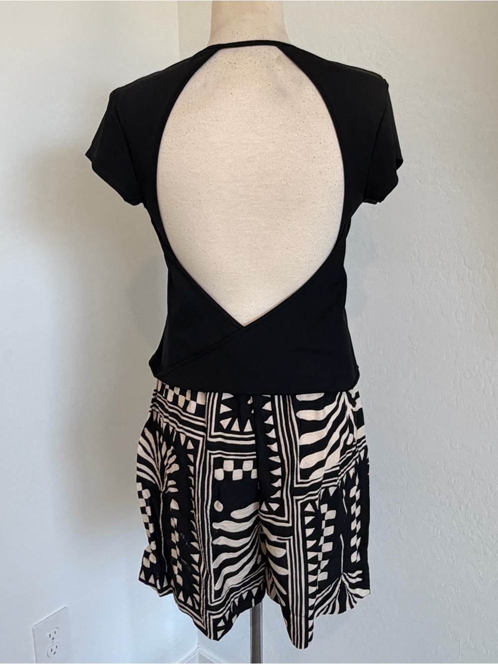 Black Open Back Short-Sleeve Crop Top